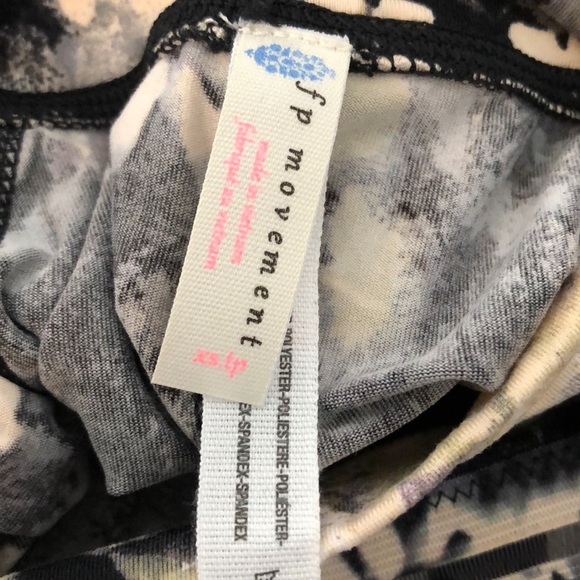 NEW! FREE PEOPLE MOVEMENT idris layer dark night print long sleeve crop top tee​ - Picture 13 of 16